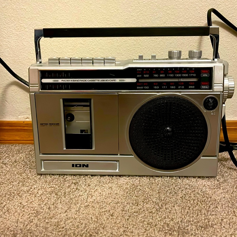 Retro style Am/Fm radio cassette, ISB,SD Card and Bluetooth. Non smoking home.